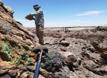 Mapping copper mineralised outcrop at the Gorob prospect